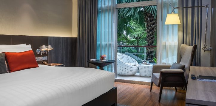 bangkok-city-hotel-deluxe-balcony-2