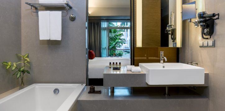 bangkok-city-hotel-deluxe-balcony-full-3-2