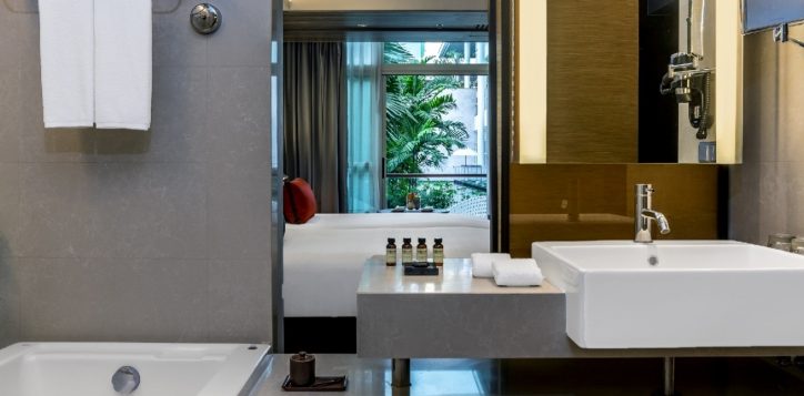 bangkok-city-hotel-deluxe-balcony-32-2