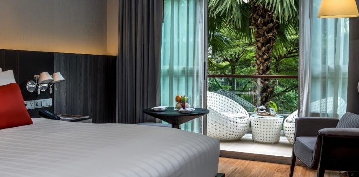 bangkok-city-hotel-deluxe-balcony-2-2